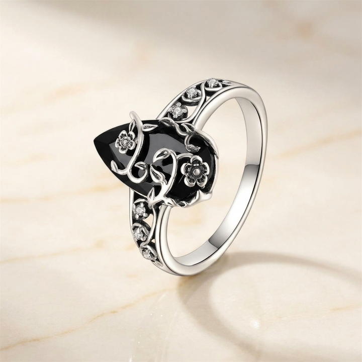 Noireva – Vintage Filigree Vine Ring