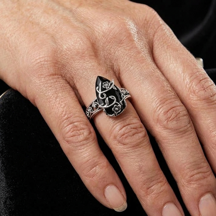 Noireva – Vintage Filigree Vine Ring
