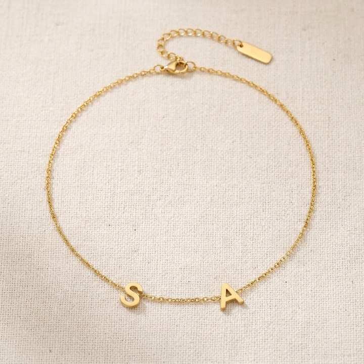 Auriela – Personalized side initial necklace
