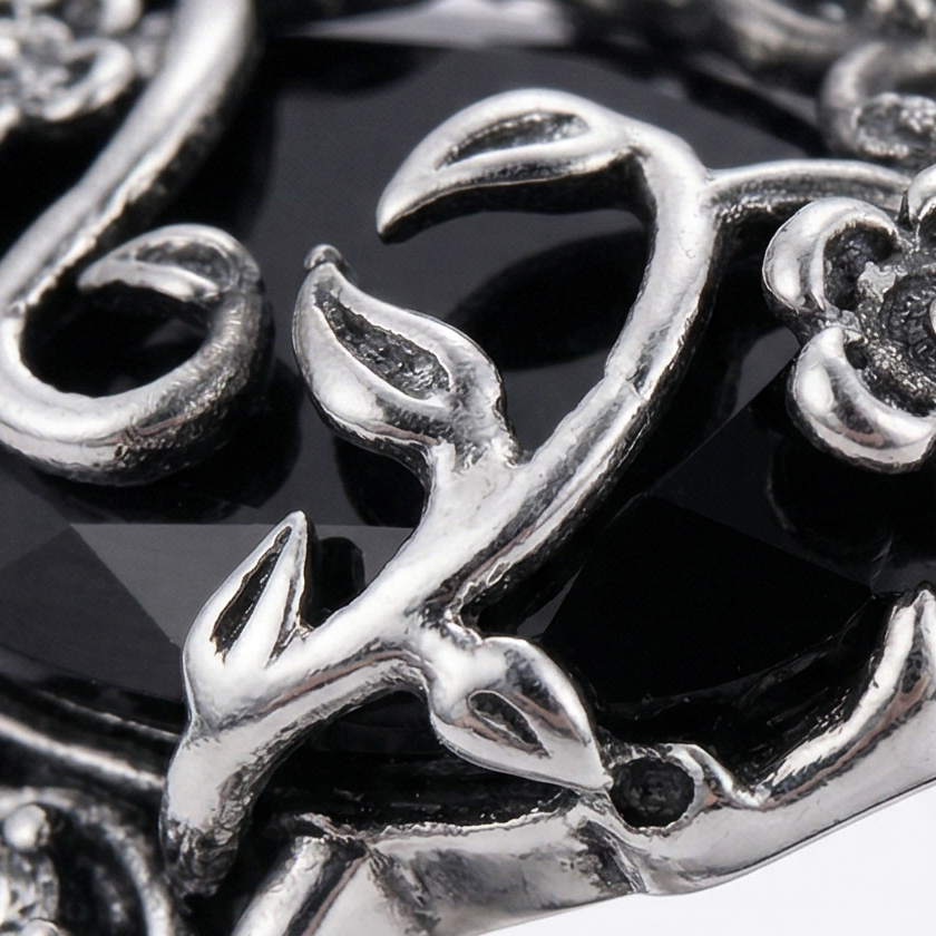 Noireva – Vintage Filigree Vine Ring