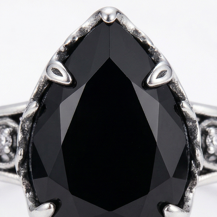 Noireva – Vintage Filigree Vine Ring
