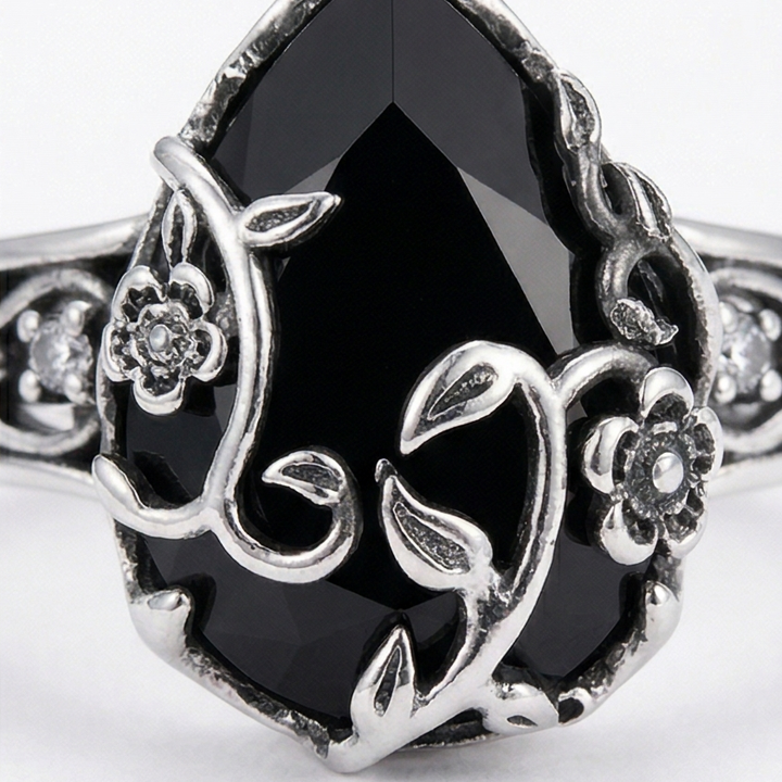 Noireva – Vintage Filigree Vine Ring